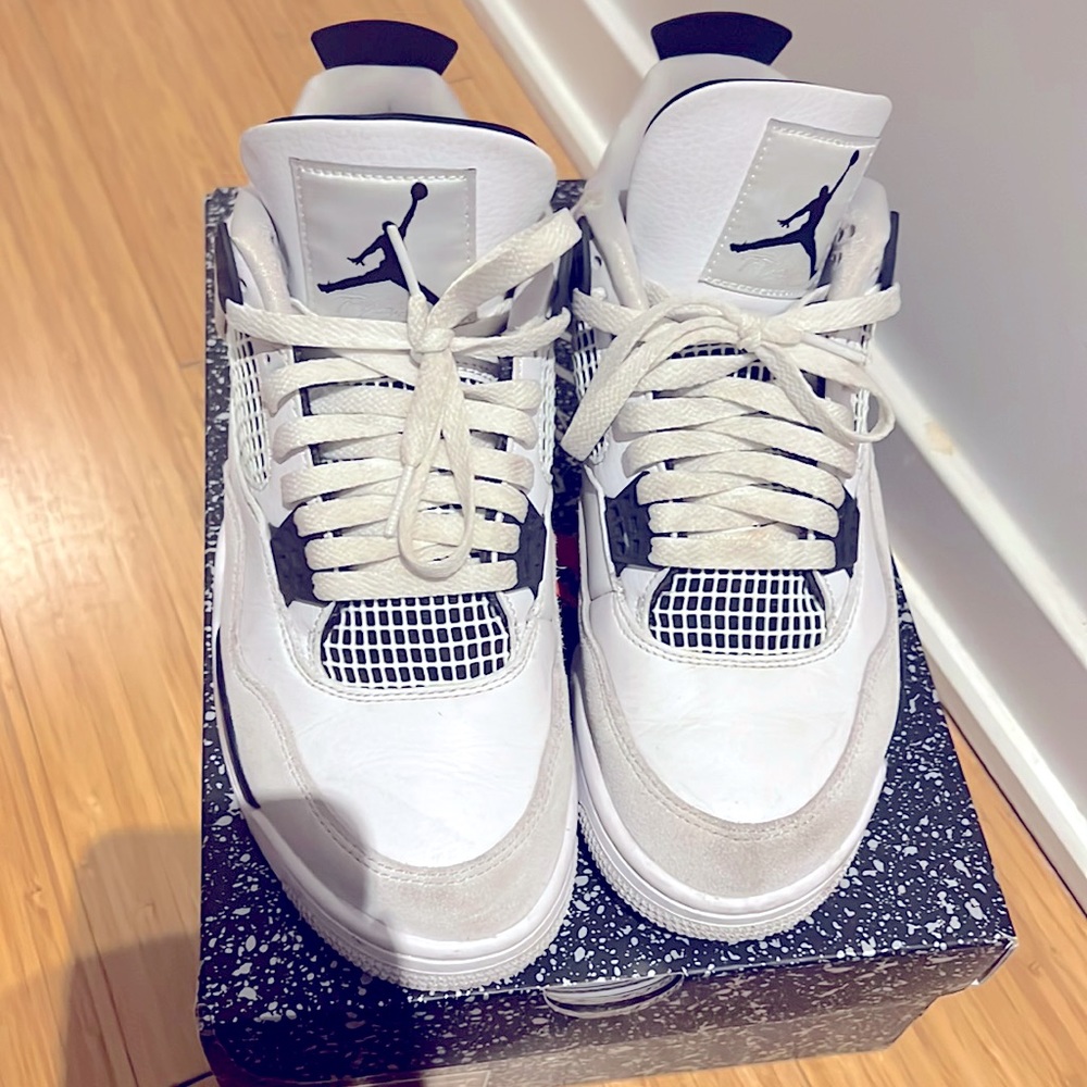 - Air Jordan 4 retro men’s size 8